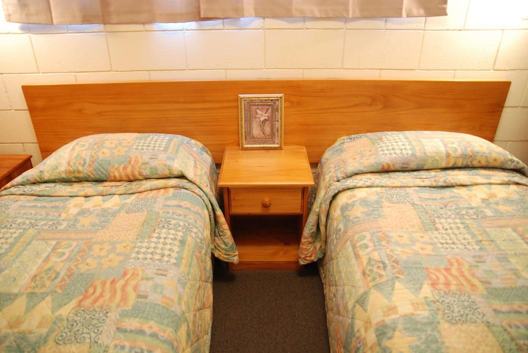 Manhattan Lodge Motel Hamilton Extérieur photo